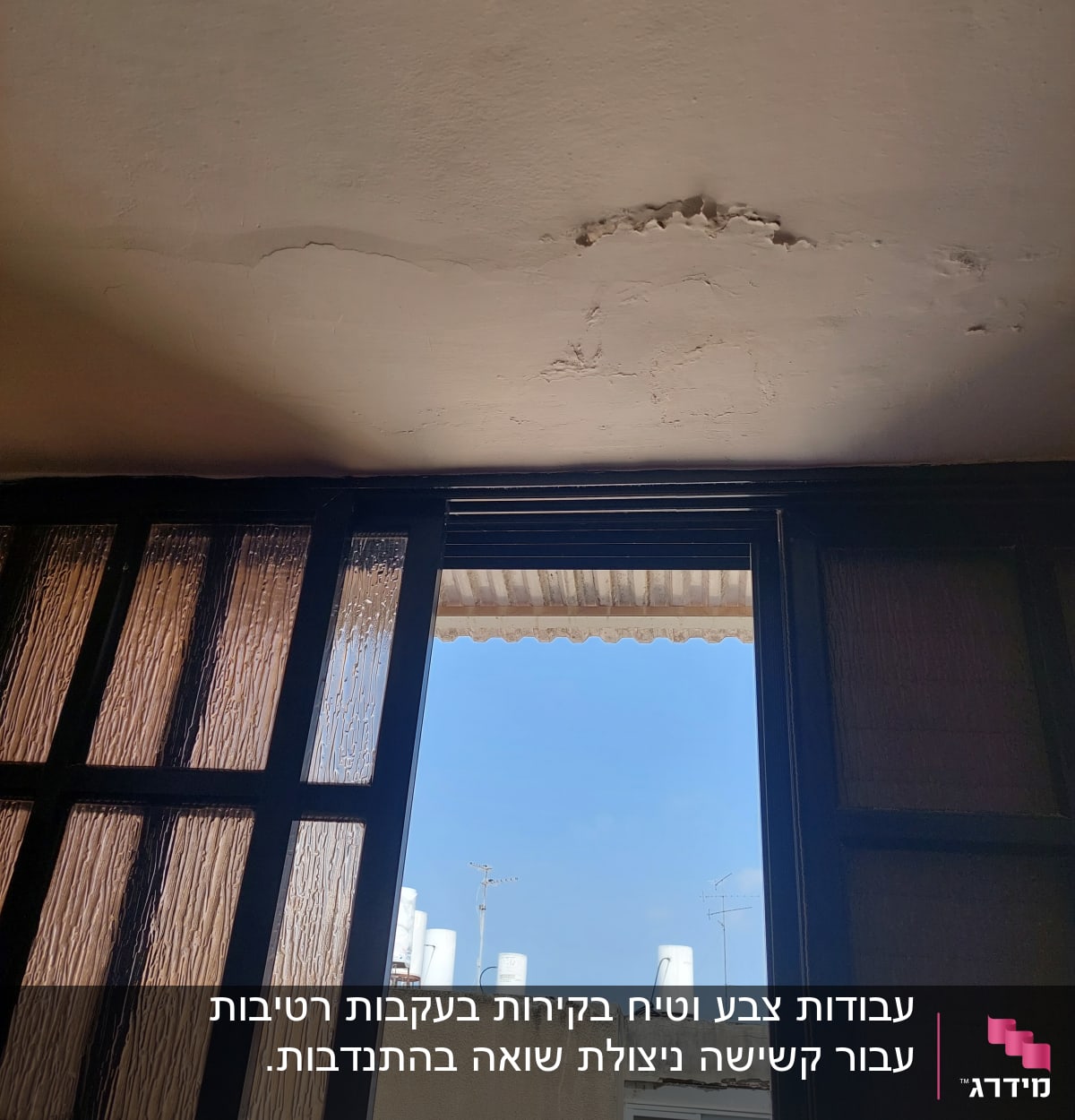 תקרה עם קילופי צבע וסדקים